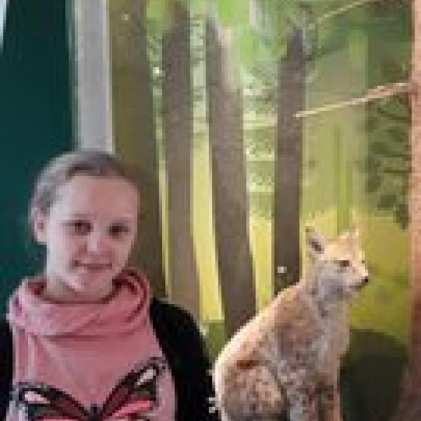 Schülerin mit Luchs