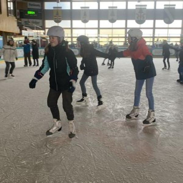 Schülergruppe beim Eislaufen