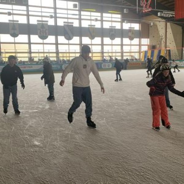 Schülergruppe beim Eislaufen