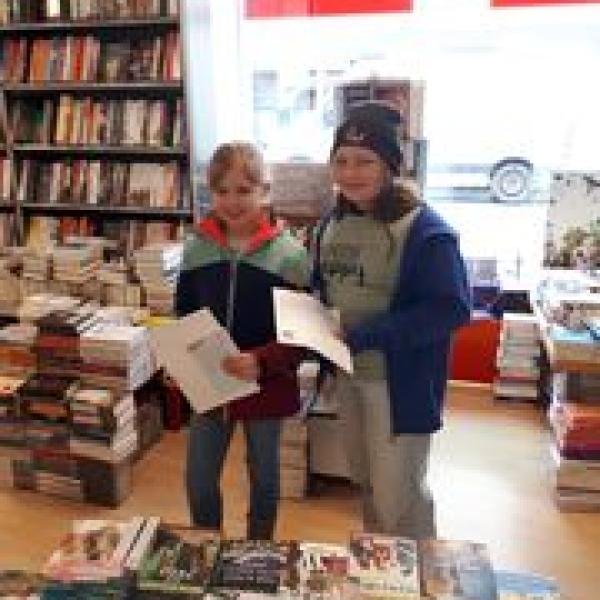 Kinder stöbern im Buchladen