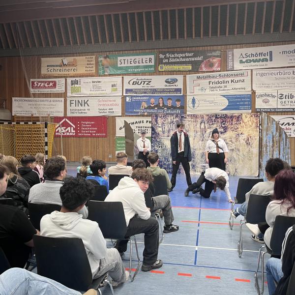 Theaterstück: "Sticks & Stones"