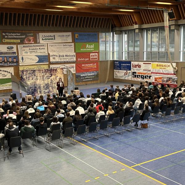 Theaterstück: "Sticks & Stones"