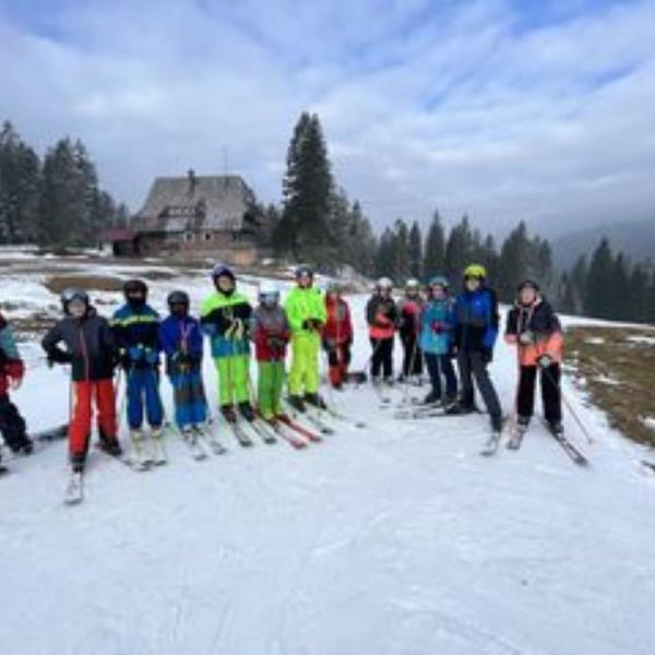 Schülergruppe beim Skifahren