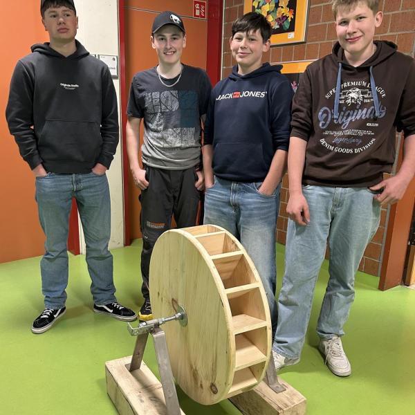 Wasserrad zur Stromerzeugung